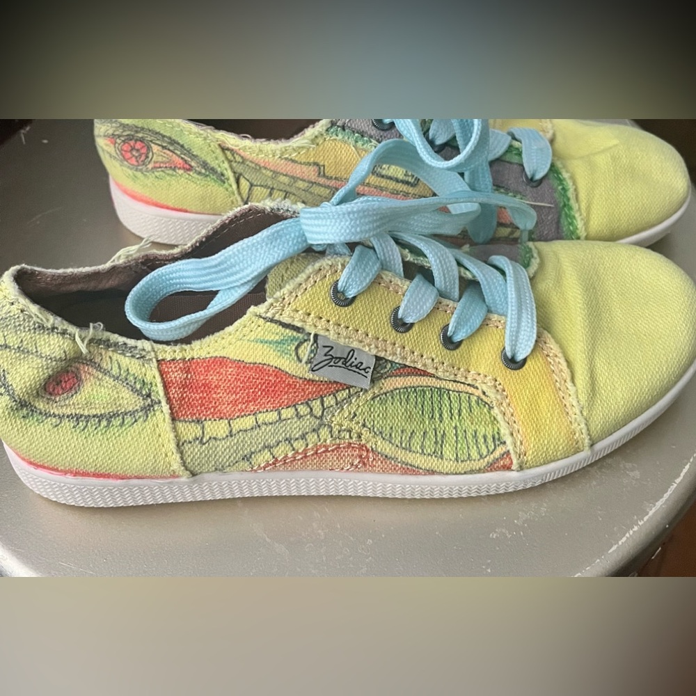 Zodiac light green pattern canvas lace up sneakers size 7